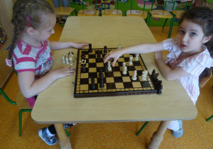 Dwie dziewczynki grają w szachy.